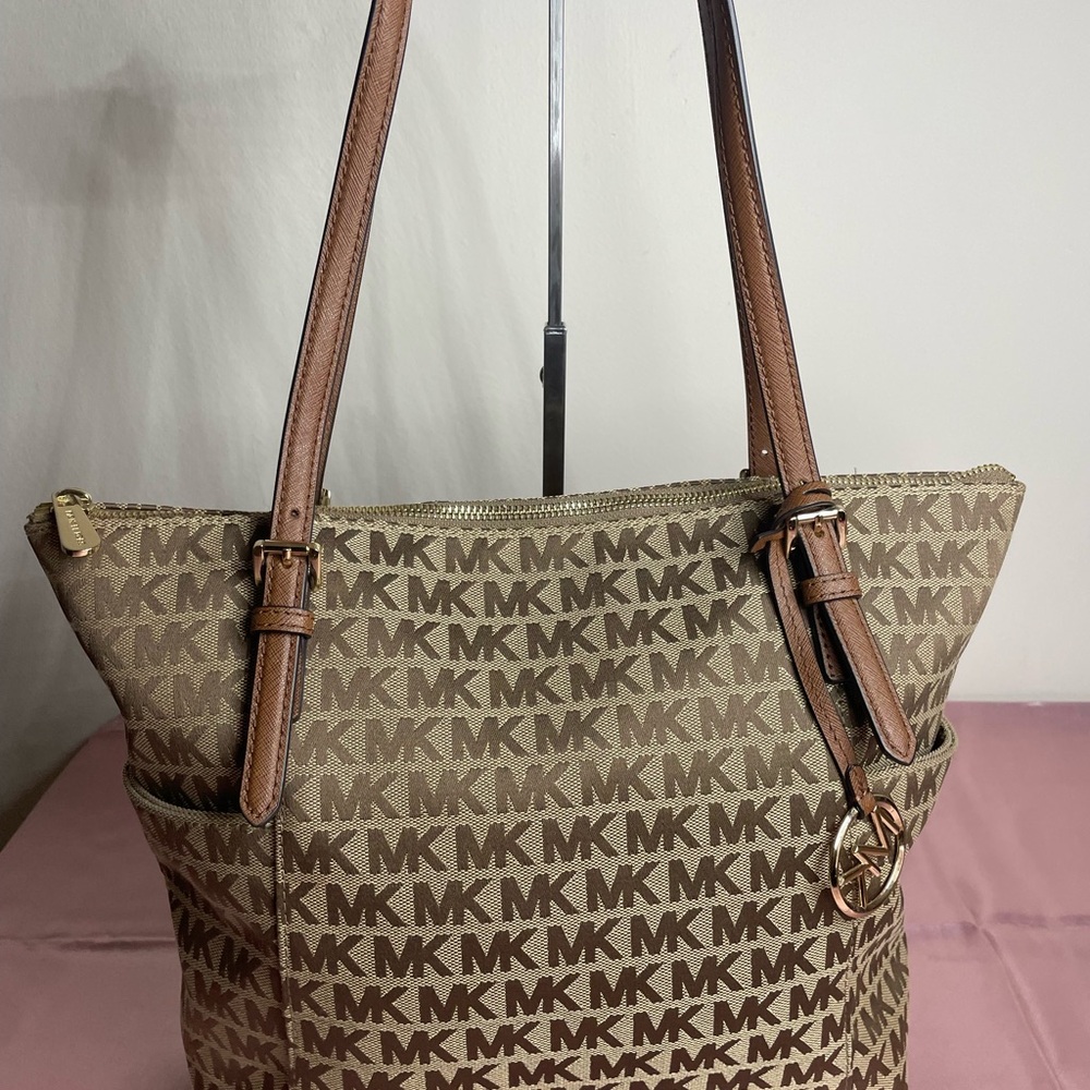 Authentic Michael Kors Purse!!! #008N